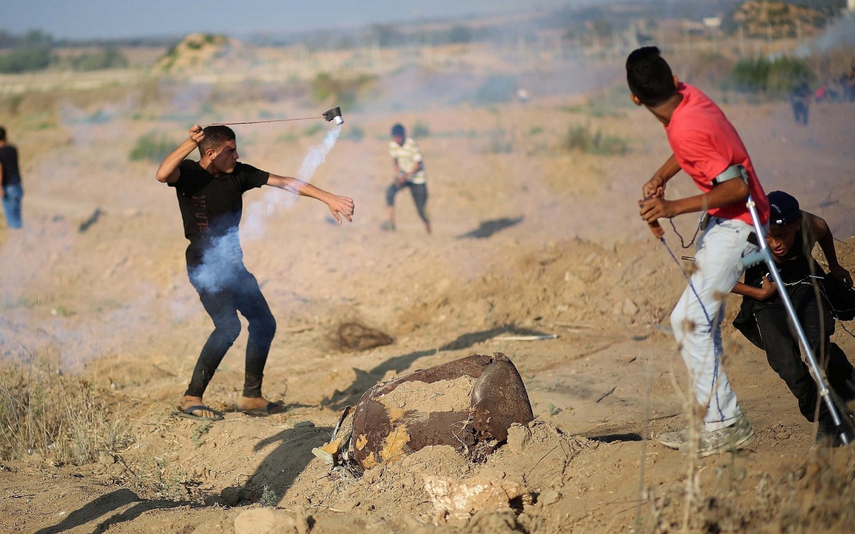6000 человек протестуют на границе с Газой и бросают взрывные устройства в сторону войск ЦАХАЛ