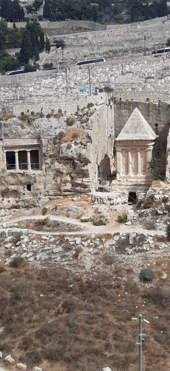 Яд Авшалом — монументальное надгробие, расположенное на реке Кедрон 9