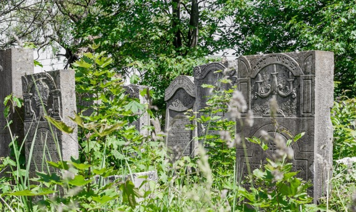 Историческое еврейское кладбище подверглось вандализму через месяц после повторного посвящения