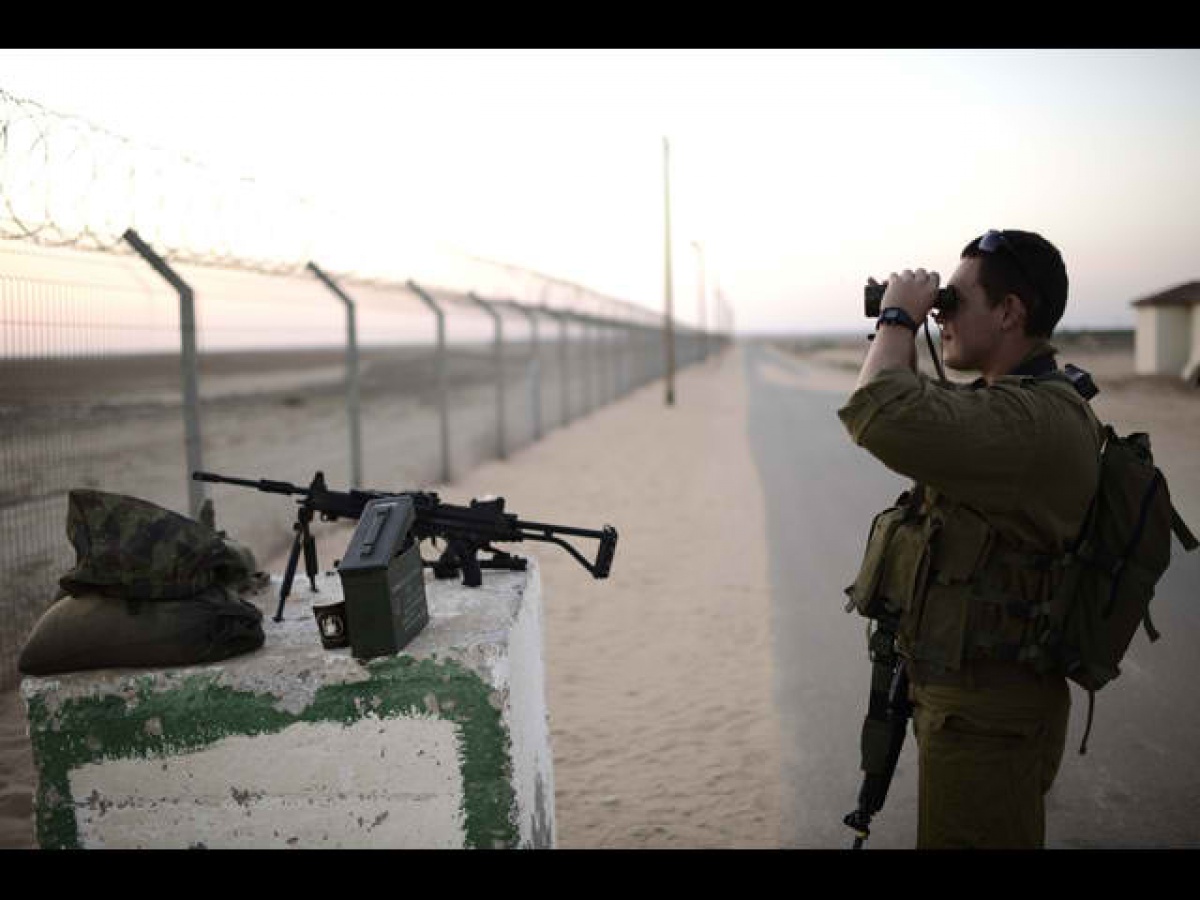 На границе с Сектором Газа террорист стрелял в военных