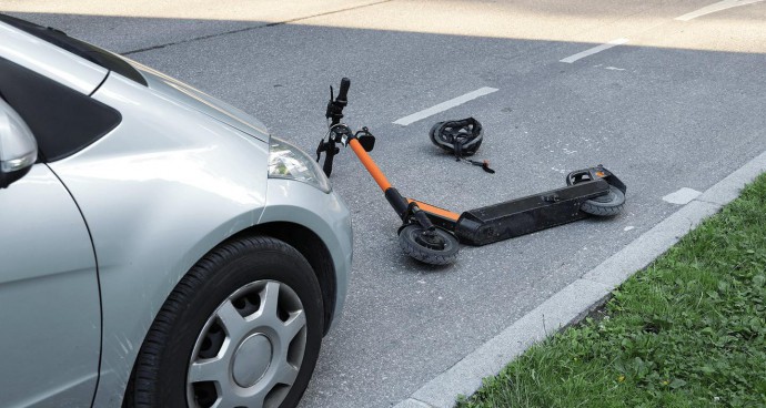 Авария в Бат-Яме: автомобилист сбил самокат