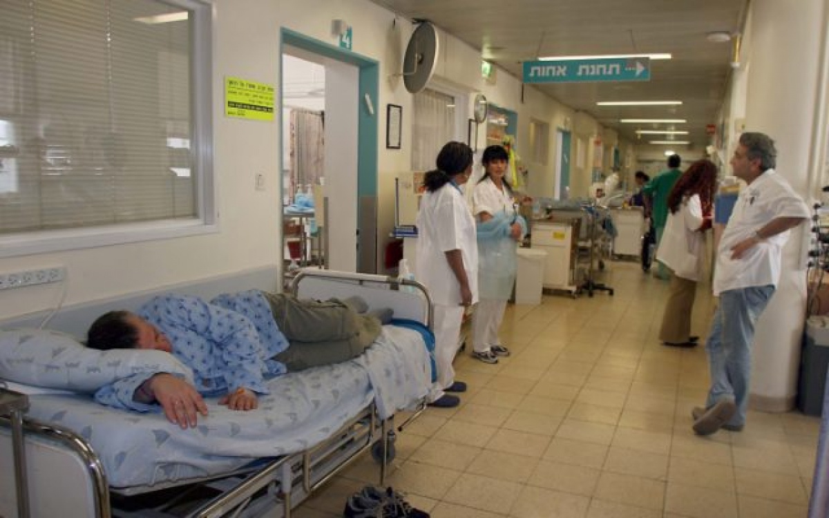 Пациент ждет комнату в Медицинском центре Ихилов, Тель-Авив
