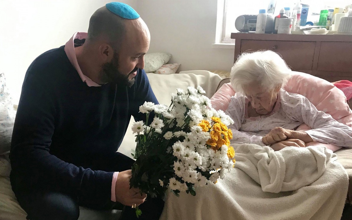 Выживший во время Холокоста оплатил медицинскую койку 102-летней польской спасительнице