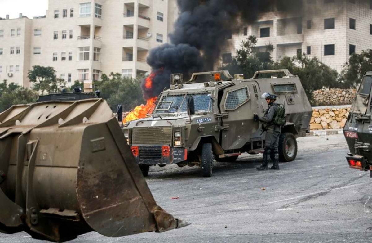 Боевая машина ЦАХАЛ попала под обстрел на Западном берегу, пострадавших нет