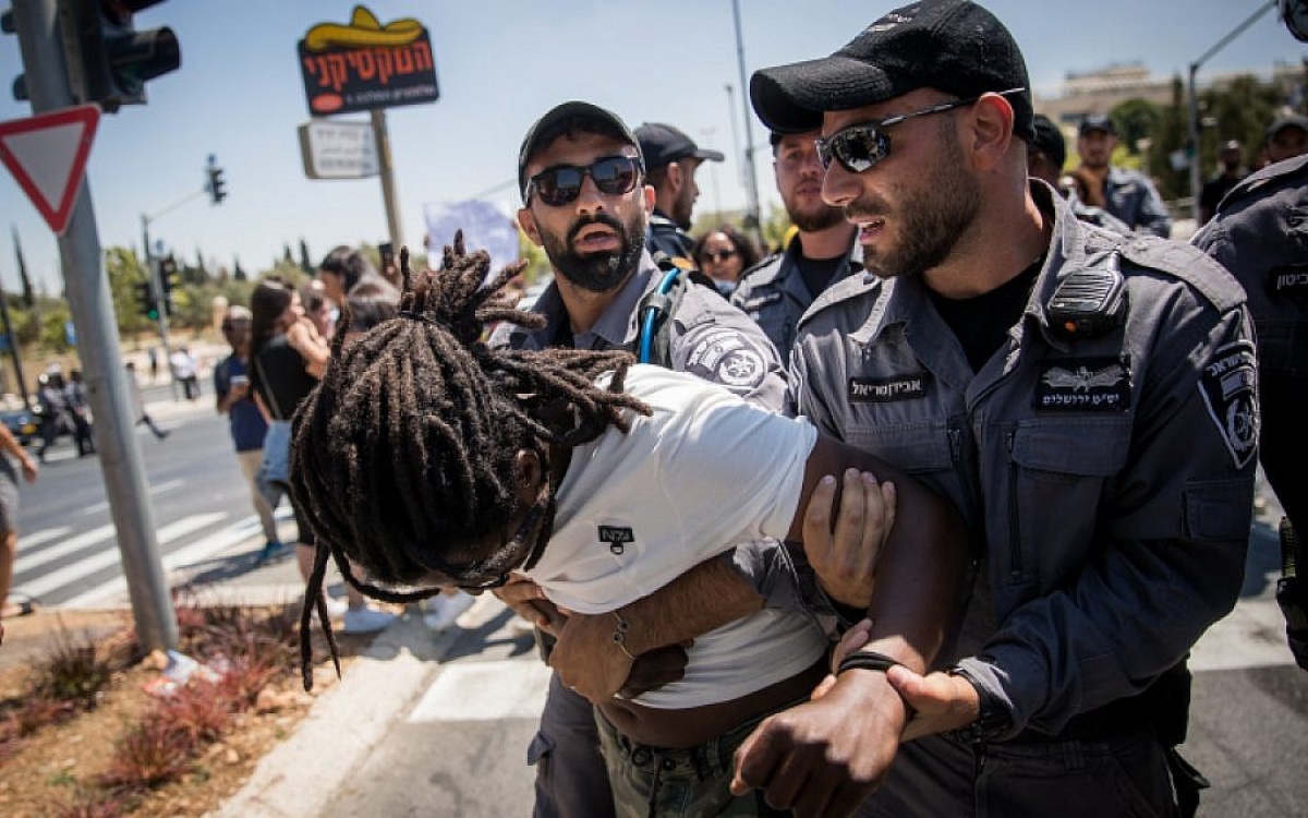 Эфиопско-израильский протест в Иерусалиме после того, как полицейского, убившего подростка, освободи